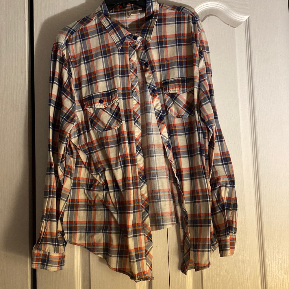 Women’s long sleeve plaid button down shirt